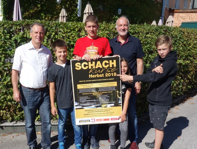 Manfred Stieger und Christian Leitner mit dem zukünftigen Jugend-Kader-Team. | Foto: ASKÖ Schachclub Bad Goisern