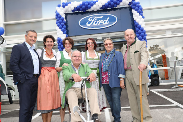 Von links die Schmidt Automobile-Chefs der 3. Generation, Josef Nußbaumer mit Ehefrau Angelika und deren Cousine Astrid Schmidt (3.v.r.), und die Senior-Chefs Siegfried Schmidt (vorne) mit Ehefrau Elke sowie Oskar Schmidt mit Ehefrau Ulrike (2.v.r.) | Foto: Franz Neumayr