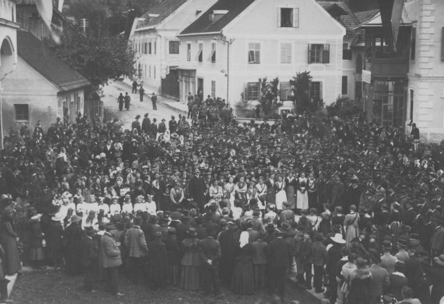 Auf der Hauptstraße direkt vor dem heutigen Rathaus, fand nach dem Ersten Weltkrieg ein großes Kriegs-Heimkehrer-Fest statt. | Foto: Stadtarchiv Liezen