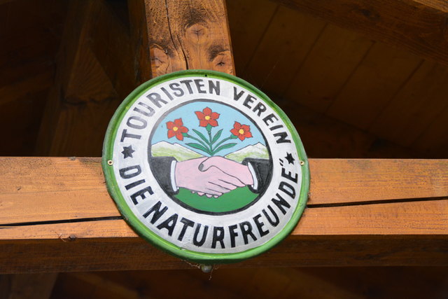 Endlich geschafft: Unsere Wandergruppe ist bei der Ötscher-Tropfsteinhöhle angekommen.