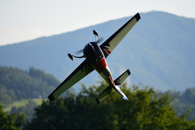 Über den Wolken muss die Freiheit grenzenlos sein: Die Mitglieder des MFC Eisenstraße drehen wilde Pirouetten in luftigen Höhen. | Foto: MFC Eisenstraße