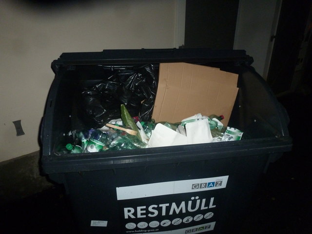 Restmüll Bischofsplatz. Glas- und Petflaschen sowie Karton...