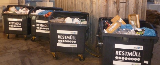 Nahaufnahme vom Hauptplatz-Restmüll, der leider keiner ist - oder?