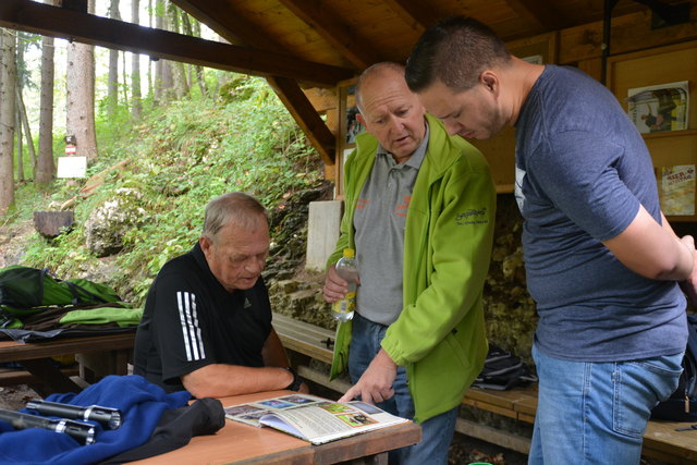 Endlich geschafft: Unsere Wandergruppe ist bei der Ötscher-Tropfsteinhöhle angekommen.