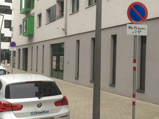 Verspätet aber doch gibt nun eine Kiss-&-Ride-Zone. Werktags von 7 bis 17 Uhr für Elterntaxis reserviert sind die Jakov-Lind-Straße direkt vor dem Spar. | Foto: BV02
