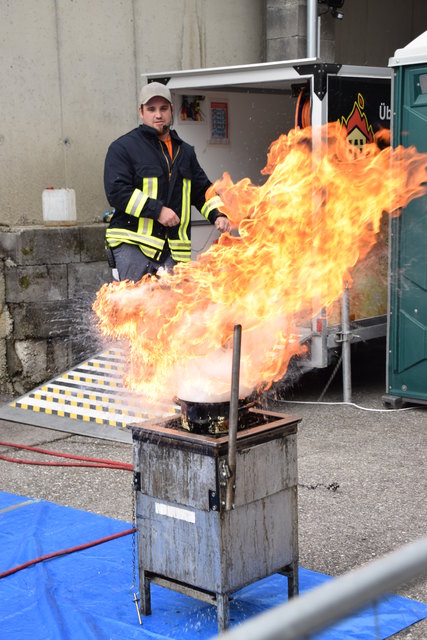Christoph zeigte bei einer Löschshow, was passiert, wenn man brennendes Fett mit Wasser löschen will.