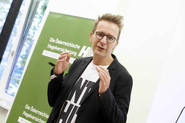 Gerald Hörhan: "Der Mensch verlernt durch die Digitalisierung das selbstständige Denken. Das ist gefährlich für die Demokratie. Am Ende entscheiden Algorithmen, wen wir wählen." | Foto: Österreichische Hagelversicherung