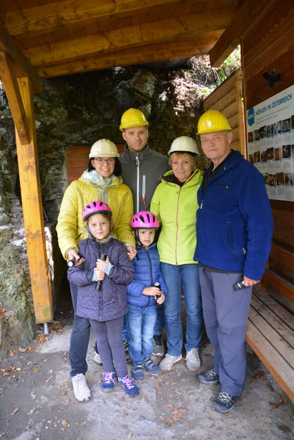 Jetzt geht's los: Familie Wallner vor dem Höhleneingang.