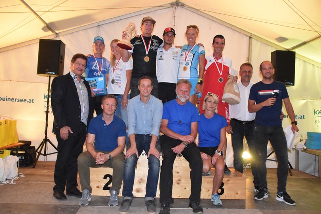 Elite-Sieger Daniel Niederreiter (mit Pokal) und Elite-Siegerin Anna Przybilla (hellblau-weißes Trikot) mit Veranstaltern