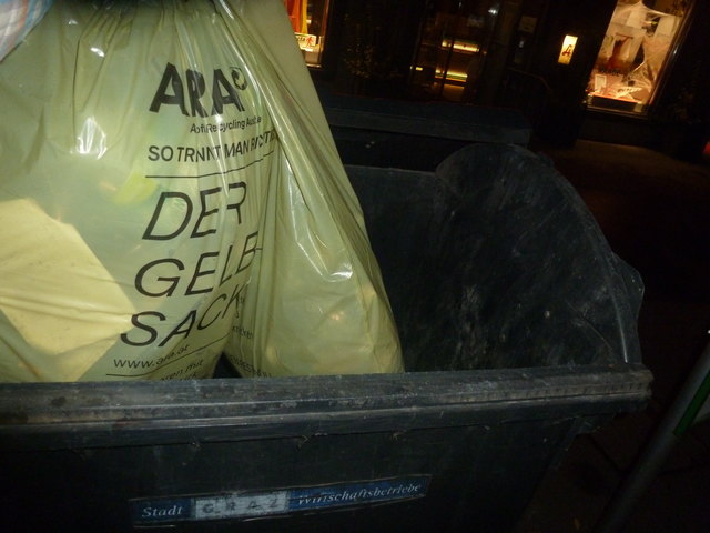 Über diese Restmülltonne (Opernring) wurden perfekt getrennte LVPs entsorgt...