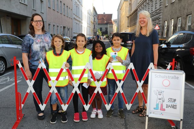 Start des Projekts "Schulstraße": Kinder und Lehrer sperrten die Vereinsgasse selbst ab. | Foto: Mobilitätsagentur/Fürthner