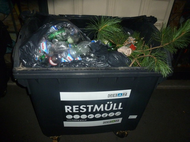 Am Beginn der Schmiedgasse dominieren "Wald", Pet- und Glasflaschen diese Restmülltonne