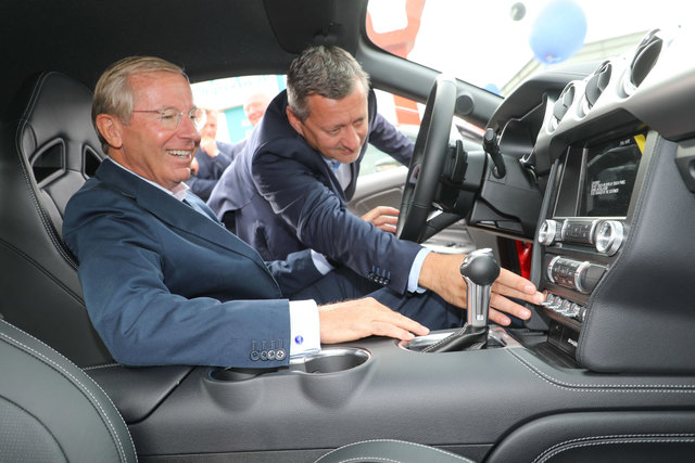 Landeshauptmann Wilfried Haslauer am Steuer des Ford Mustang mit Firmenchef Josef Nußbaumer, von Schmidt Automobile. | Foto: Franz Neumayr