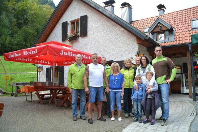 Nach einer Stärkung ging's los: Von Max und Bea's Schindlhütte machen wir uns auf zur Ötscher-Tropfsteinhöhle.