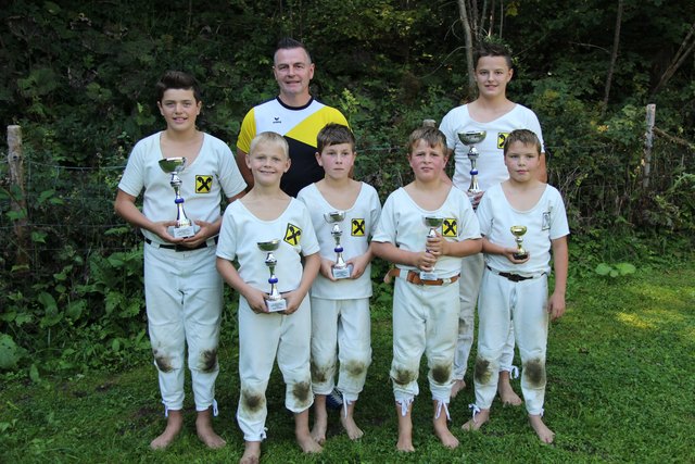 Die Osttiroler Ranggler werden gegen Ende der Saison nicht müde. Simon Lang, Gabriel Mariner, Marcel und Dominik Dichtl und Sebastian Oberwalder mit Sektionsleiter Franz Holzer und Nachwuchstrainer Kevin Holzer | Foto: Holzer