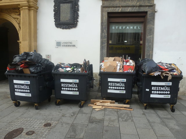 In den schwarzen Müllsäcken befindet sich dann fast das Gleiche wie am Bild ersichtlich - so gut wie kein Restmüll...