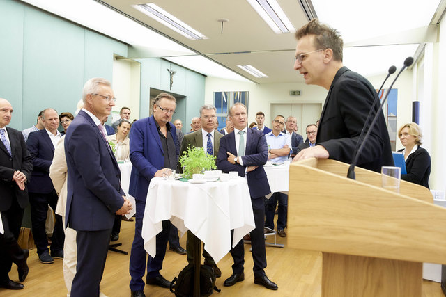 Der Millionär und "Investment-Punk" Gerald Hörhan beim "Nachhaltigkeitsfrühstück" der Hagelversicherung. | Foto: Österreichische Hagelversicherung