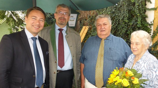 Landeshauptmann-Stv. Manfred Haimbuchner, Landtagsabgeordneter Rudolf Kroiß, Wilhelm und Anna Gebetsroither.