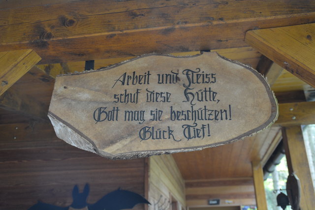 Endlich geschafft: Unsere Wandergruppe ist bei der Ötscher-Tropfsteinhöhle angekommen.