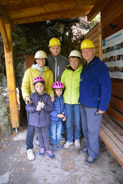 Jetzt geht's los: Familie Wallner vor dem Höhleneingang.
