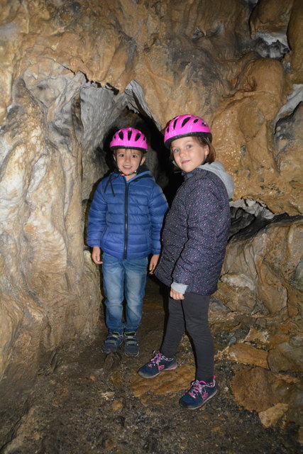 Simon und Lisa Wallner sind zwei wissbegierige Nachwuchs-Höhlenforscher.
