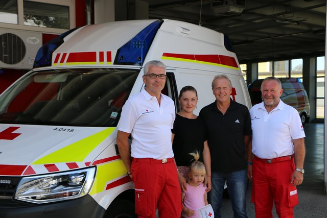 Notfallsanitäter Martin Ratzenböck, Ersthelferin Sabine Kastner mit Tochter Flora, Franz Mair und Rettungssanitäter August Neubacher. | Foto: OÖRK/Grieskirchen
