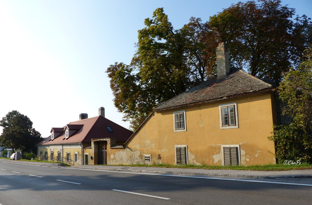 ehemalige Poststation – Hainburger Straße 3 (um 1770/80 ausgebaut) mit Wirtschaftsgebäuden (Scheunen- u. Stalltrakt 1655)