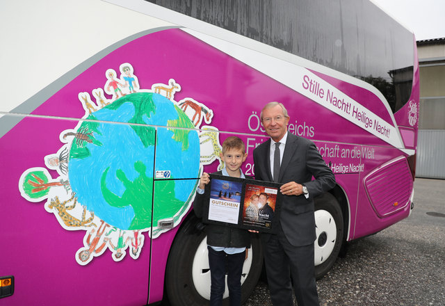 Präsentation des Buses "Stille Nacht" in SalzburgFoto: Franz Neumayr   Land Salzburg    14.9.2018Im Bild Landeshauptmann Haslauer mit Simon Gleisenberger aus Wagrain