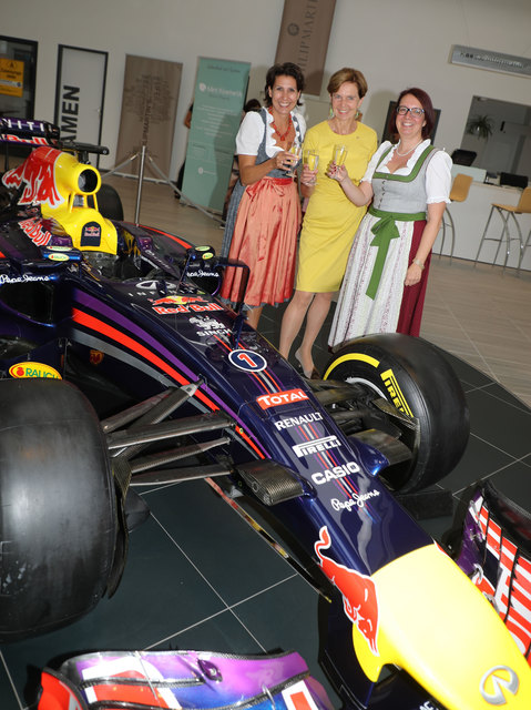 Beim Red Bull Formel 1 stoßen die beiden Schmidt Automobile-Eigentümerinnen Angelika Nußbaumer (li.) und Astrid Schmidt (re.) mit Landtagsrpräsidentin Brigitta Pallauf (Mitte) an. | Foto: Franz Neumayr