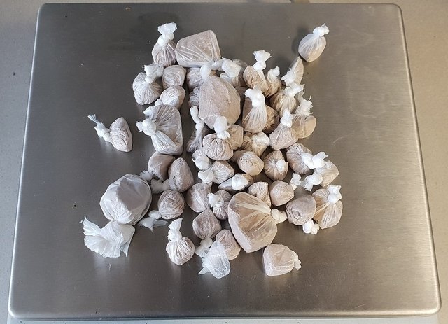 Bei der Festnahme des Mannes konnten die Ermittler 67,3 Gramm Heroin und 490 Euro Bargeld sicherstellen | Foto: LPD Wien