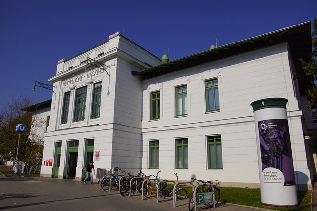Durch eine Signalanlage soll den Busfahrern am Bahnhof Hütteldorf angezeigt werden, dass gerade eine U-Bahn einfährt. Dann warten die Busse, damit alle Fahrgäste umsteigen können.
