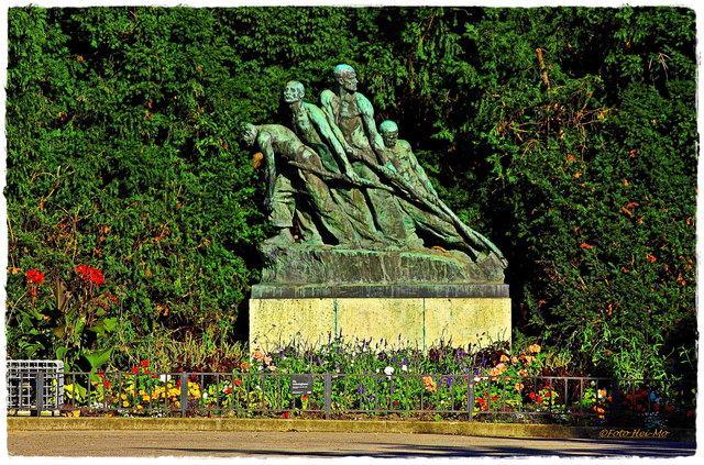 Denkmal von Teresa Feodorowna Ries, 1928. Darf auch groß betrachtet werden...
