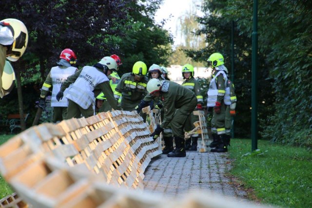 Zu den Aufgaben bei der großangelegten Übung im Raum Oberwart zählte das Aufbauen eines Palettenwalls. | Foto: Franz Konrad