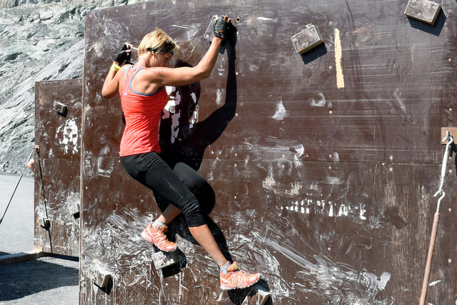 Locker an der Wand lang.