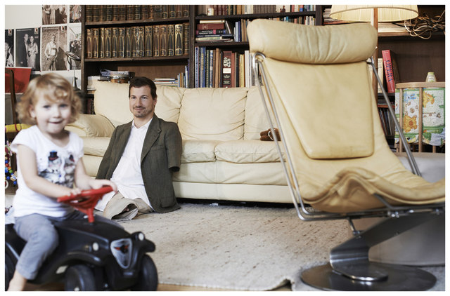 Georg Fraberger im Wohnzimmer mit seiner Tochter: Papa ist der Beste. | Foto: Philipp Horak / Agnec