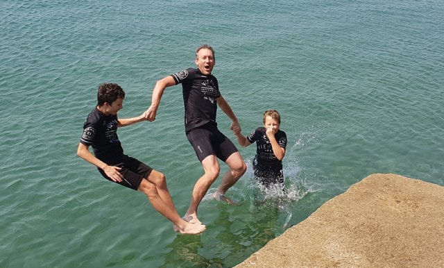 Papa und Söhne am Ziel in Triest: Die verdiente Abkühlung nach einer besonderen Radtour.