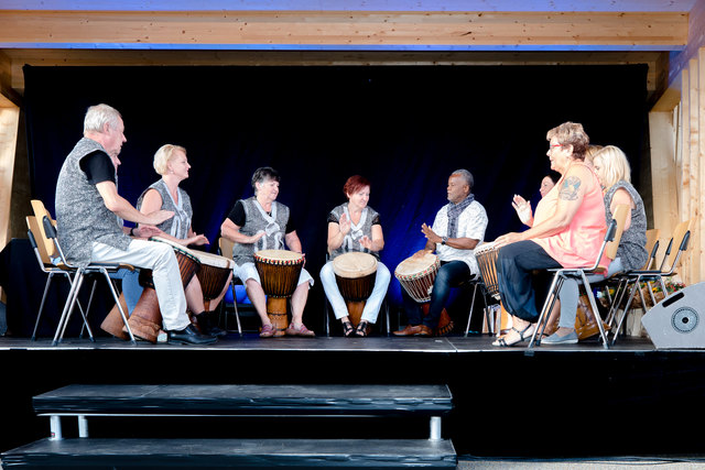 Auf der Bühne wurde getrommelt. | Foto: Sterntalerhof