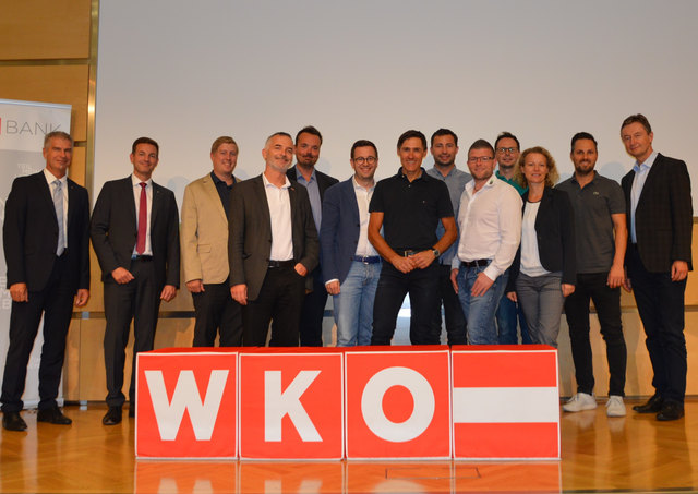egeisterte Jungunternehmer, Vertreter der Sparkasse OÖ, Vertreter der VKB Bank sowie die Bezirksstellenleiter Linz-Stadt, Urfahr-Umgebung und Linz-Land zusammen mit Wolfgang Fasching.