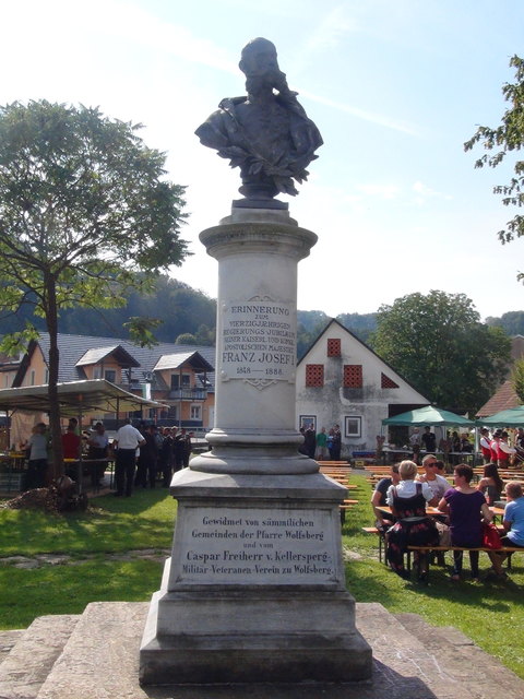 Eine Kaiser-Büste im Park von Wolfsberg, Marktgemeinde Schwarzautal, erinnert an das 40-jährige „Regierungs-Jubiläum seiner kaiserl. und königl. apostolischen Majestät Franz Josef I. 1848 – 1888“.