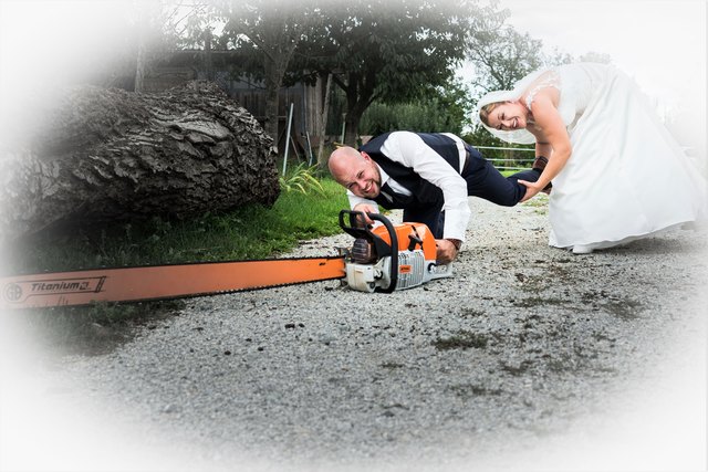 Auch am Hochzeitstag schwer von der Motorsäge zu trennen