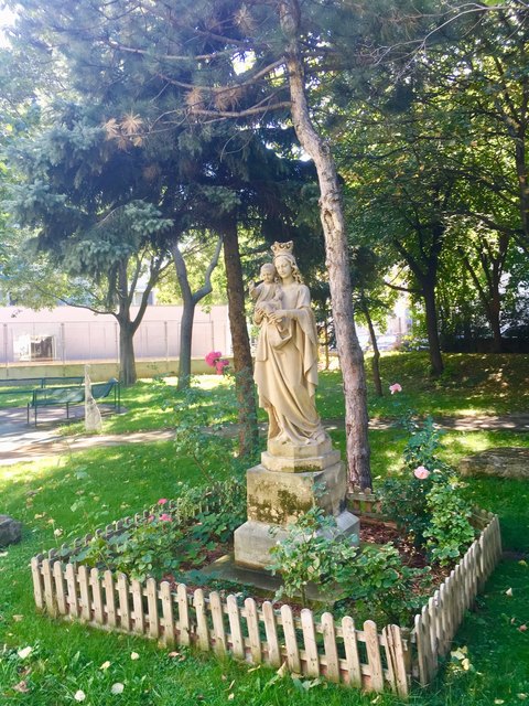 Rätsel: wo steht  diese Skulptur ?  ( Tipp: Viele, die diesen Platz kennen, haben wahrscheinlich Trost gebraucht )