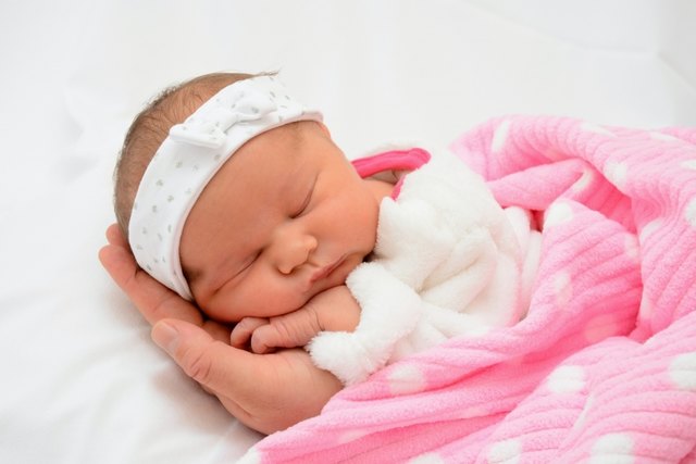 LEANA • Datum: 8.4.2018, Eltern: Marina Kreiner & Harald Gschanes, Größe: 51 cm, Gewicht: 4090 g | Foto: babysmile