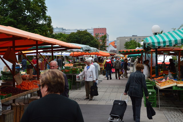 Das Alkoholverbot im Hessenpark hat zu einer Verdrängung der Szene auf den Südbahnhofmarkt geführt.
