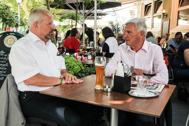 Bürgermeister Josef Flatscher im Gespräch mit Salzburgs Bürgermeister Harald Preuner. | Foto: Stadt Freilassing