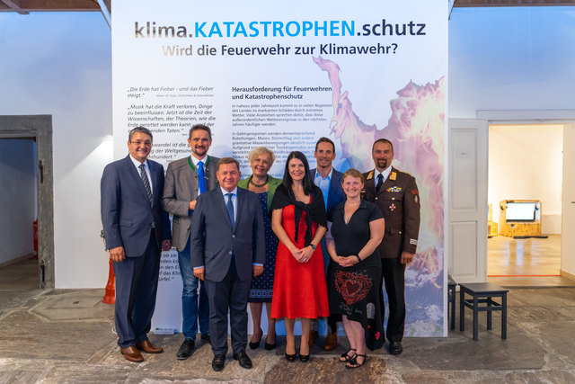 Bei der Eröffnung im Steirischen Feuerwehrmuseum Groß St. Florian: Bgm. Alois Resch, Bundesrat Martin Weber (Präsident des Zivilschutzverbandes Steiermark), Musemsleiterin Anja Weisi Michelitsch, Friedrich Hofer (Regionalstellenleiter Klimabündnis Steiermark), OBR Volker Hannny (Sonderbeauftragter des KHD, Landesfeuerwehrverband), NAbg. Werner Amon, Katrin Knaß-Roßmann (Kuratorin der Ausstellung) sowie Adelheid Weiland (Referat für Energietechnik und Klimaschutz Land Steiermark). | Foto: Christian Freydl