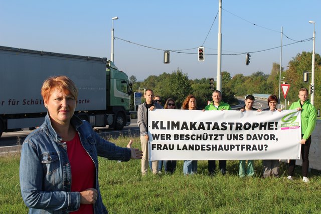 Helga Krismer und die weiteren Abgeordneten Georg Ecker und Silvia Moser sowie VertreterInnen der Grünen NÖ vor der Stadteinfahrt St. Pölten. | Foto: Foto: Die Grünen NÖ.