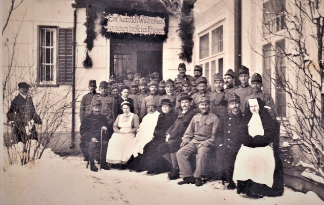 Gräfin Theodora Kottulinsky (sitzend, 4.v.l.) ließ im Krieg im Schloss Kogl ein Lazarett einrichten. | Foto: atterwiki.at/Alfred Doloscheski