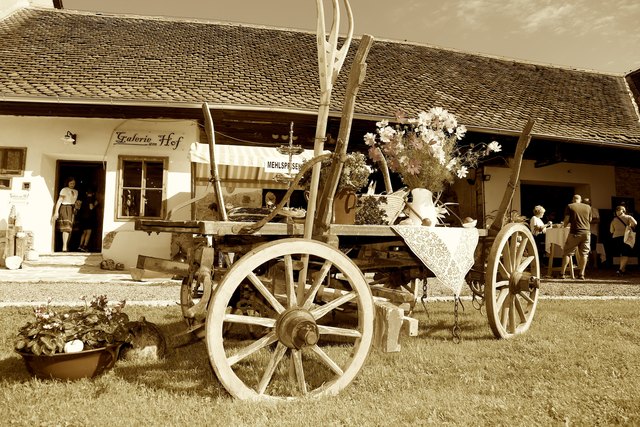 Urig! Ein alter Leiterwagen stand in der Mitte des Hofes.