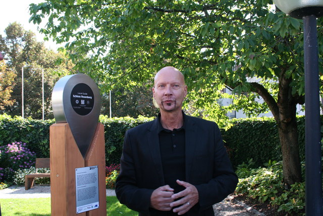 Siegfried Ebner von Porsche Design mit Station 1 im Garten des Zeller Rathauses. | Foto: Christa Nothdurfter