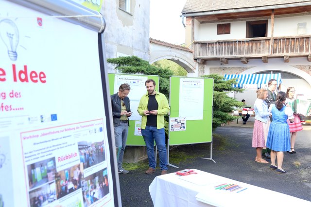 2.v.l.: Oliver Stangl von Landentwicklung Steiermark lud die Gäste ein, ihre Ideen zur Belebung des Trummerhofs kund zu tun.